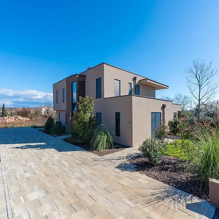Stylish With Private Swimming Pool