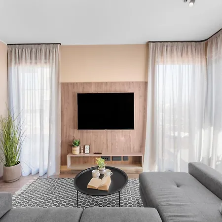 Stylish With Private Swimming Pool