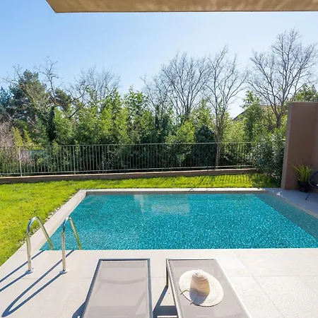 Stylish With Private Swimming Pool